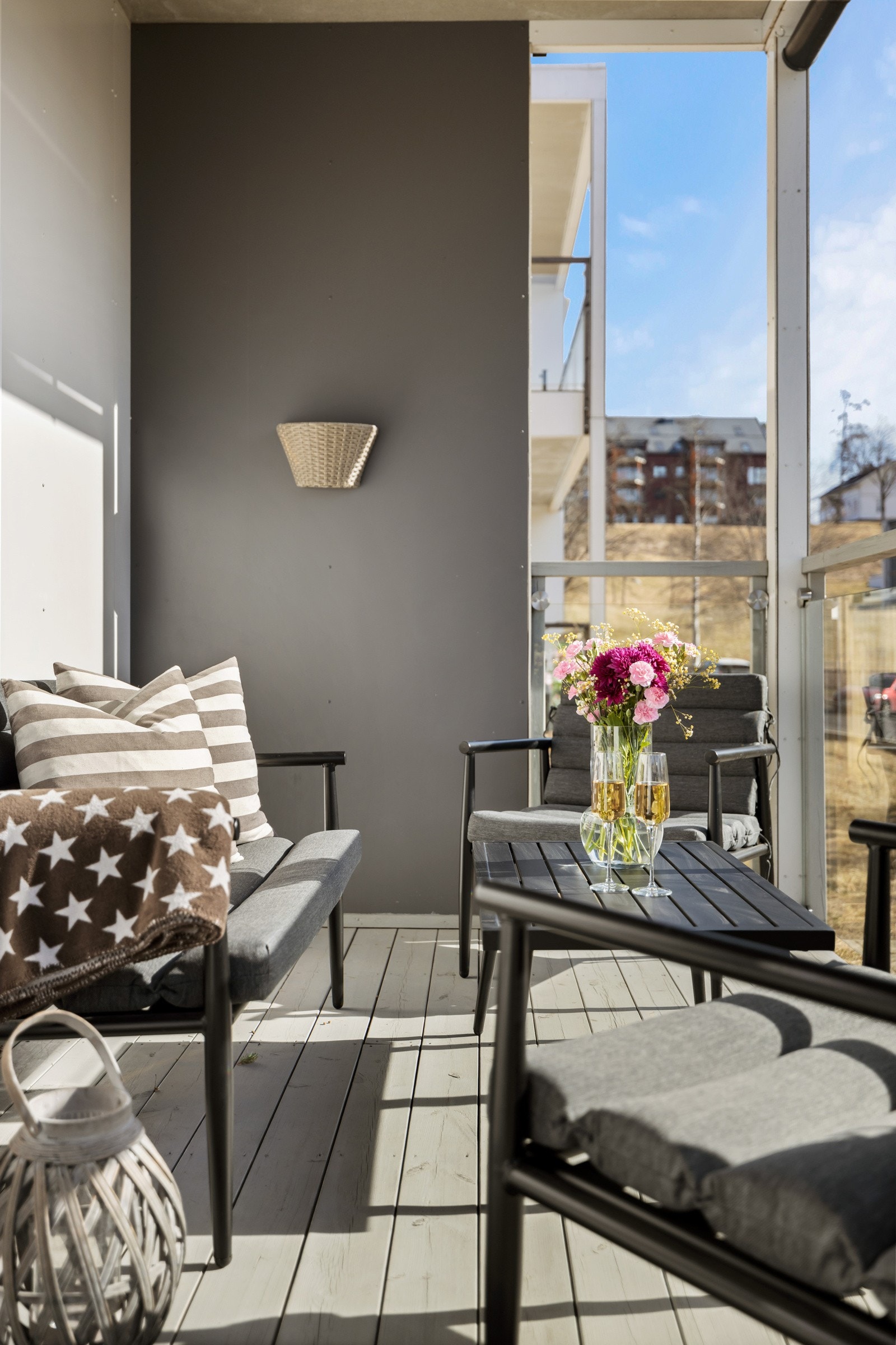 Sydvendt balkong på ca. 11 kvm med utgang fra stue og kjøkken. Galleribilde