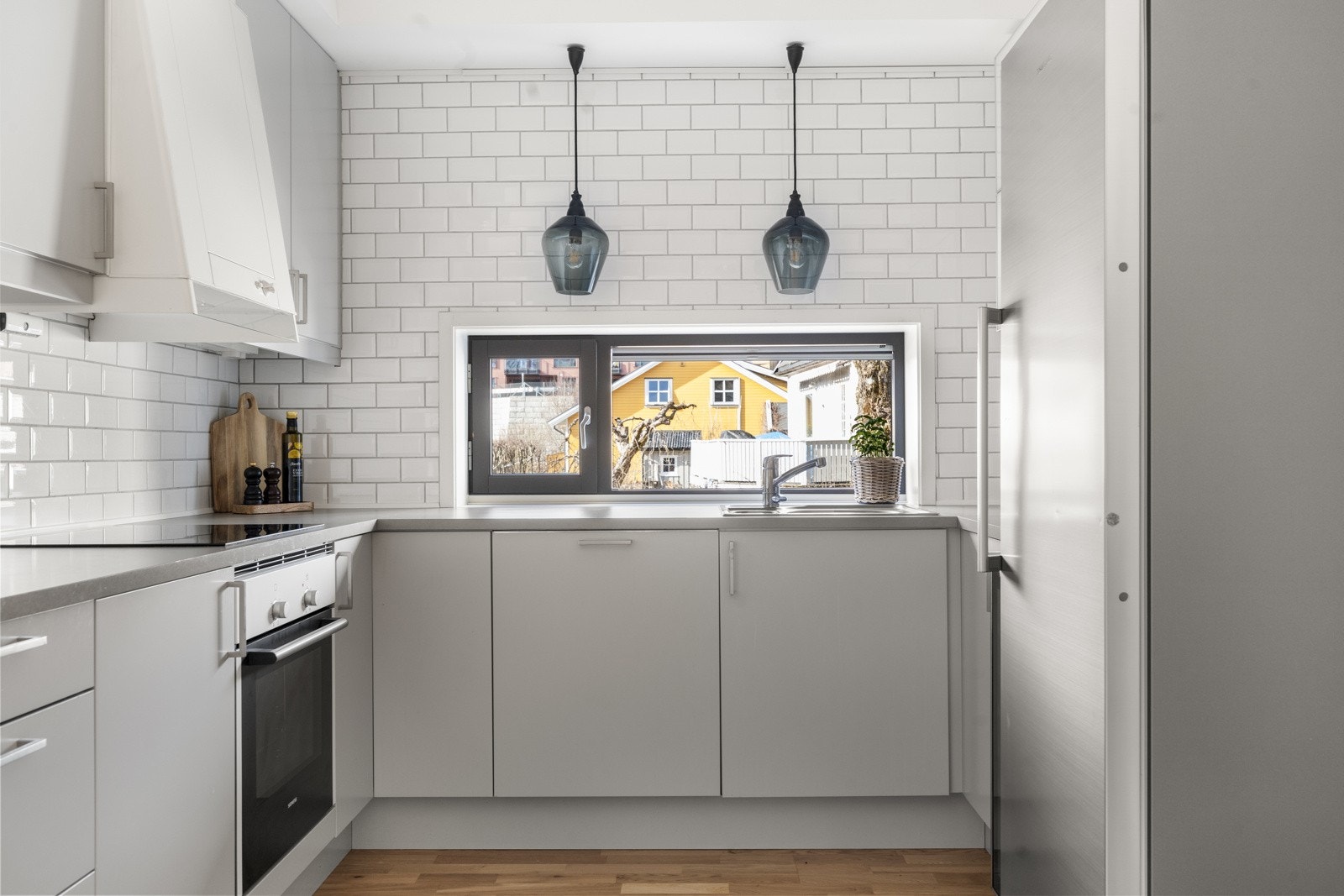 Naturlig lysinnslipp fra et lite vindu på kjøkkenet. Galleribilde