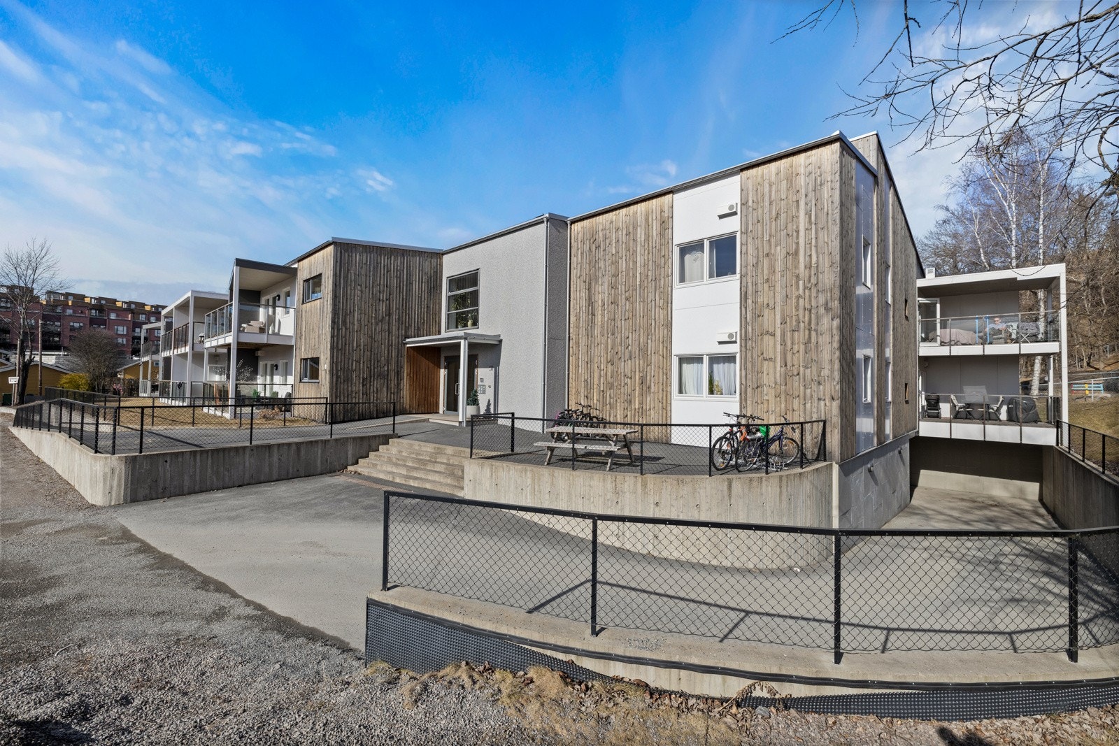 Leiligheten ligger tilbaketrukket og likevel sentralt i et hyggelig nabolag på Kjeller. Galleribilde