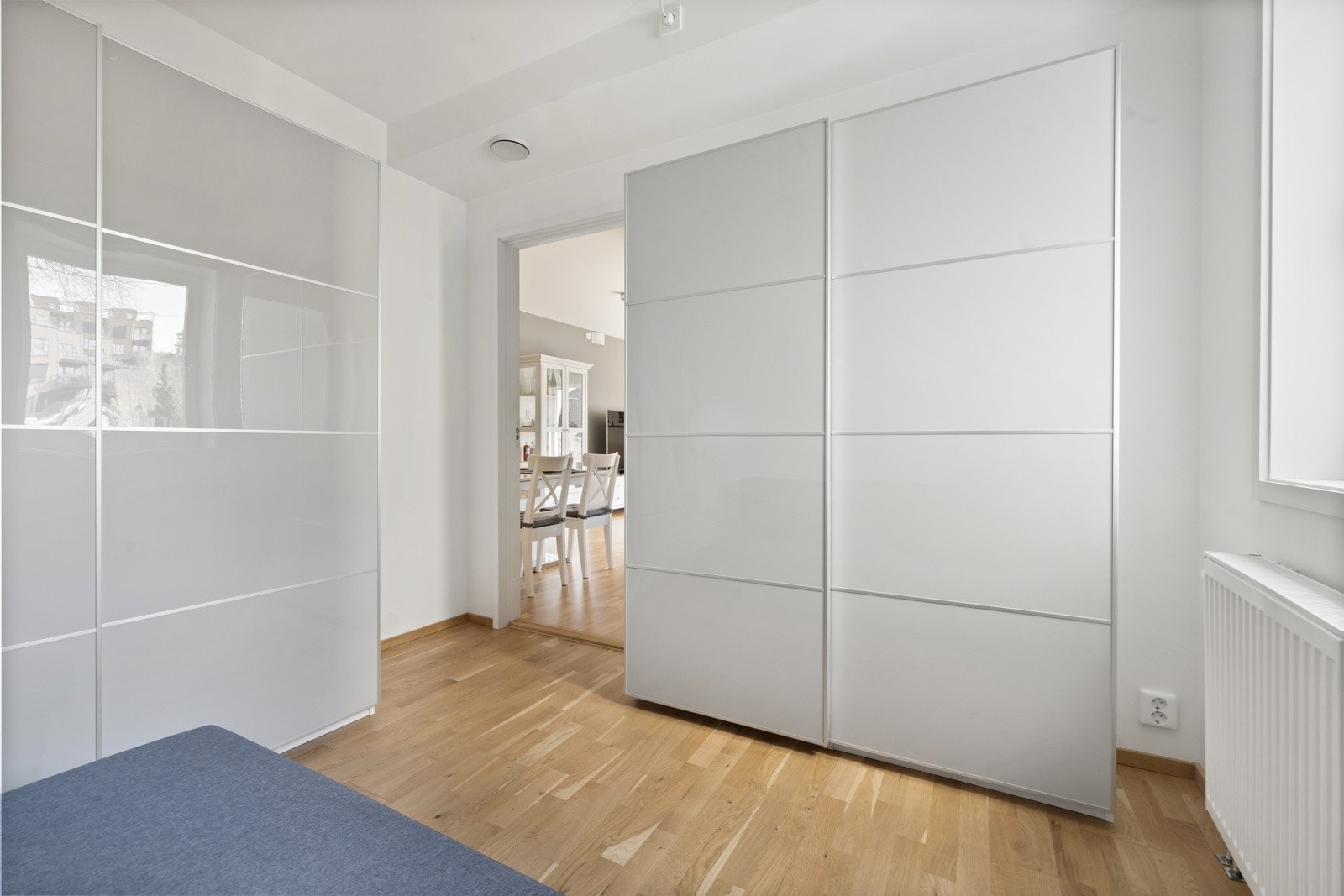 Alle garderobeskap medfølger. Galleribilde