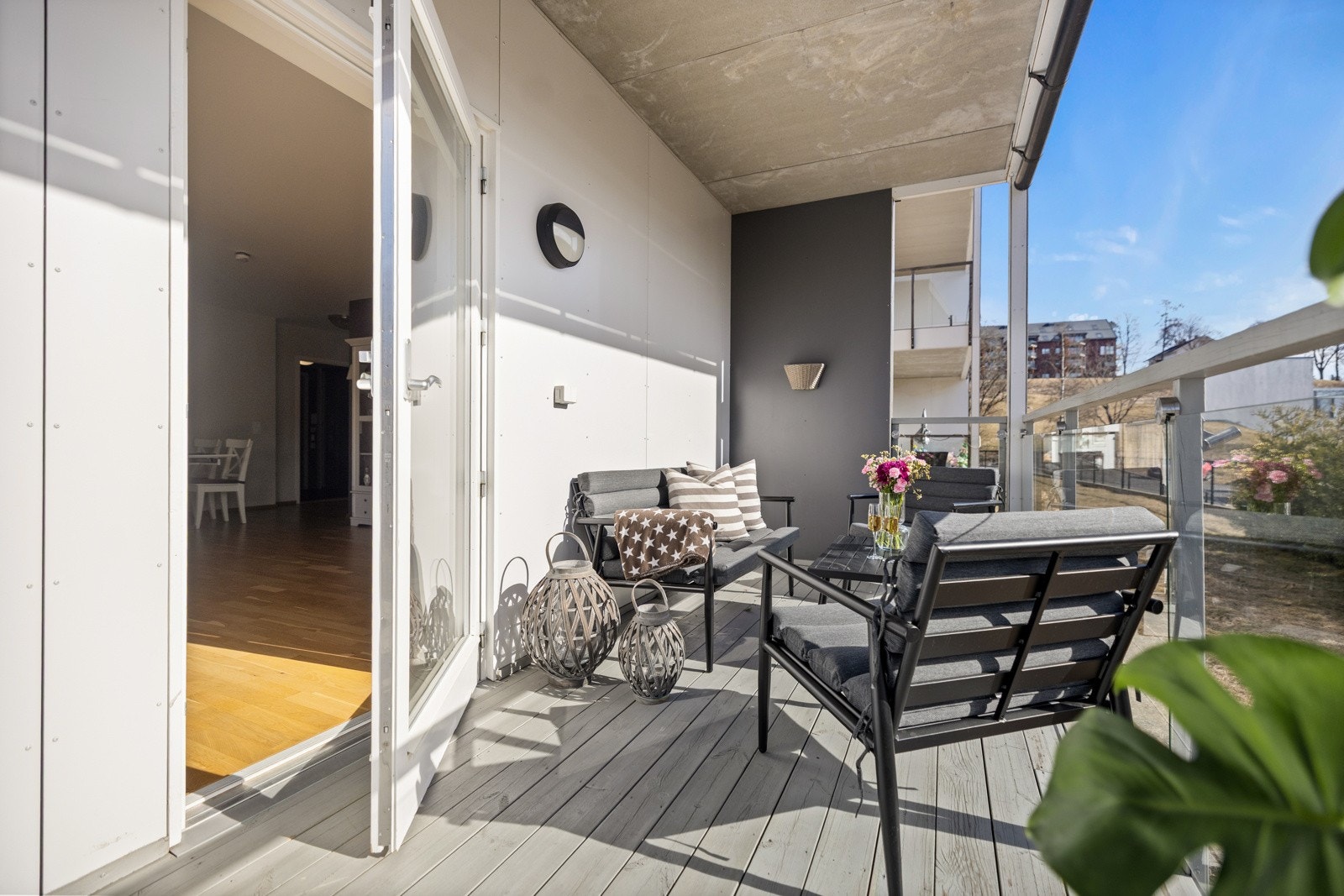 Leiligheten har ettertraktede fasiliteter som overbygd og solrik balkong, heisadkomst og garasjeplass i oppvarmet kjelleranlegg. Galleribilde