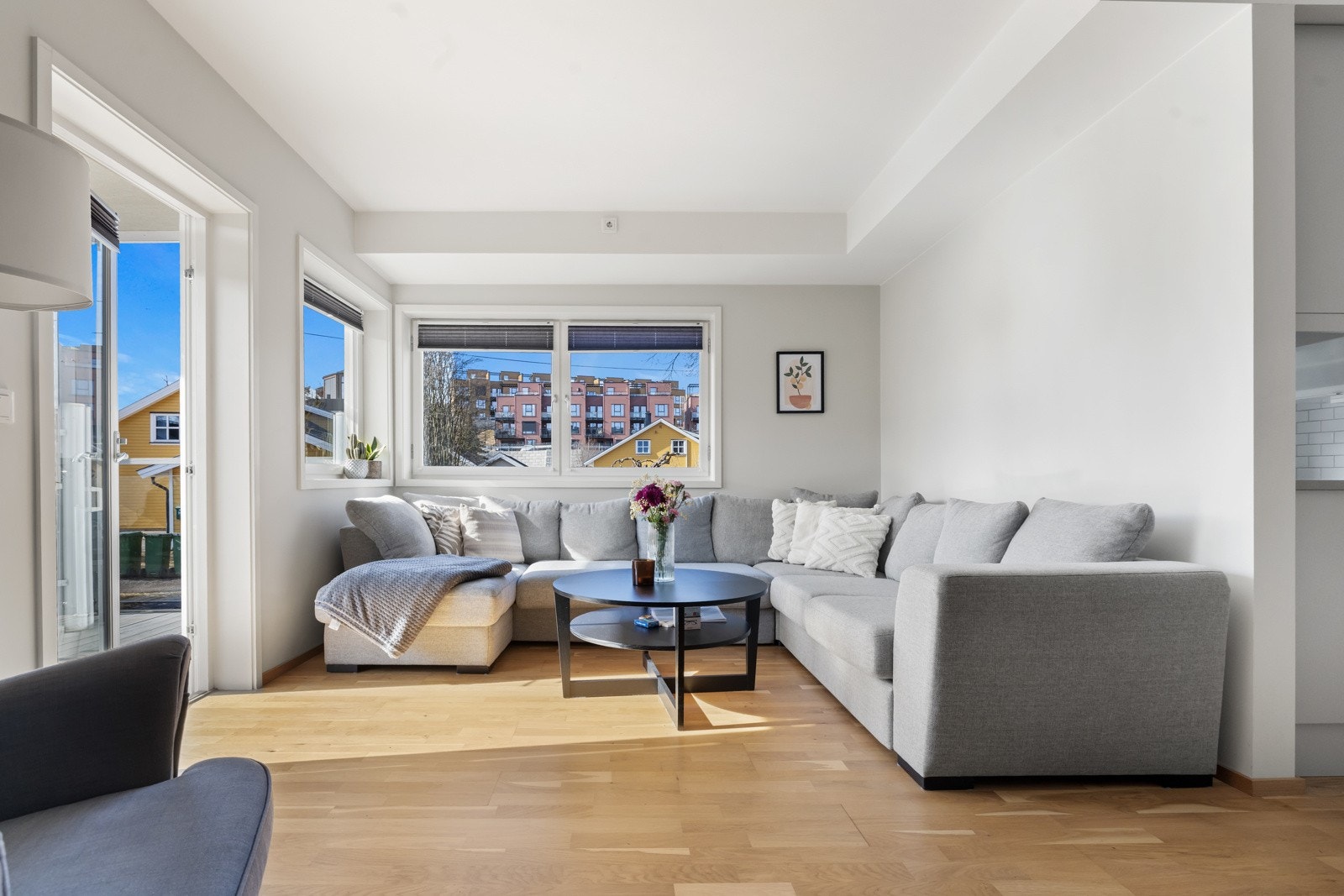 Lyst og hyggelig allrom med vinduer på flere sider, og god plass til møblement. Galleribilde