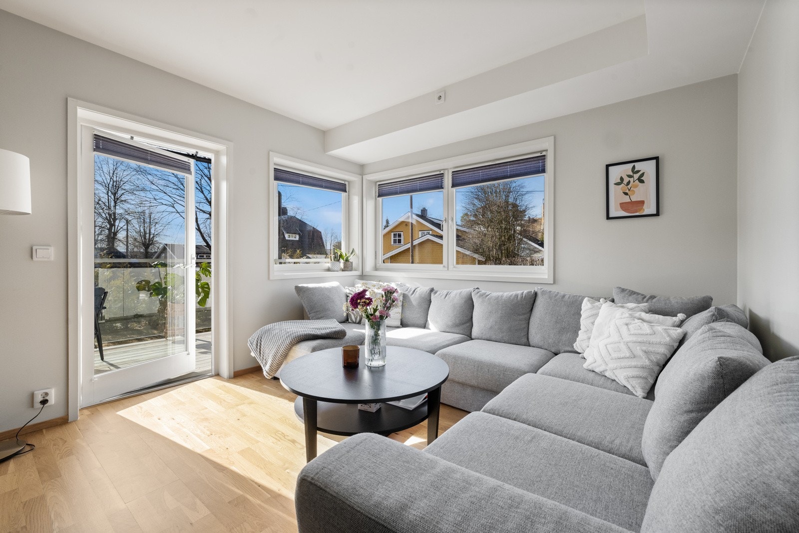 Leiligheten har vannbåren varme via radiatorer og gulvvarme, samt balansert ventilasjon. Galleribilde