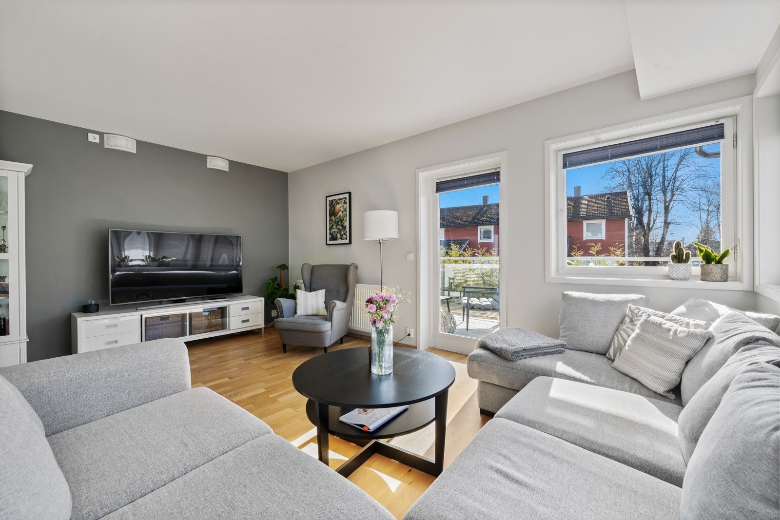 Fra stuen er det utgang til balkongen. Galleribilde