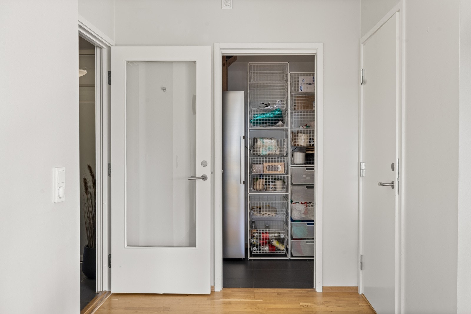 Innvendig bod med plass til strykebrett, støvsuger og hyller. Galleribilde