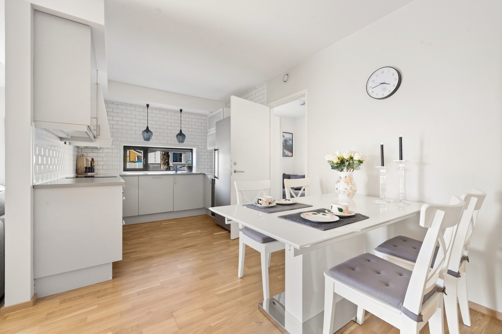 Åpen løsning med kjøkken i egen sone, utstyrt med morderne innredning og integrert hvitevarer som medfølger. Galleribilde