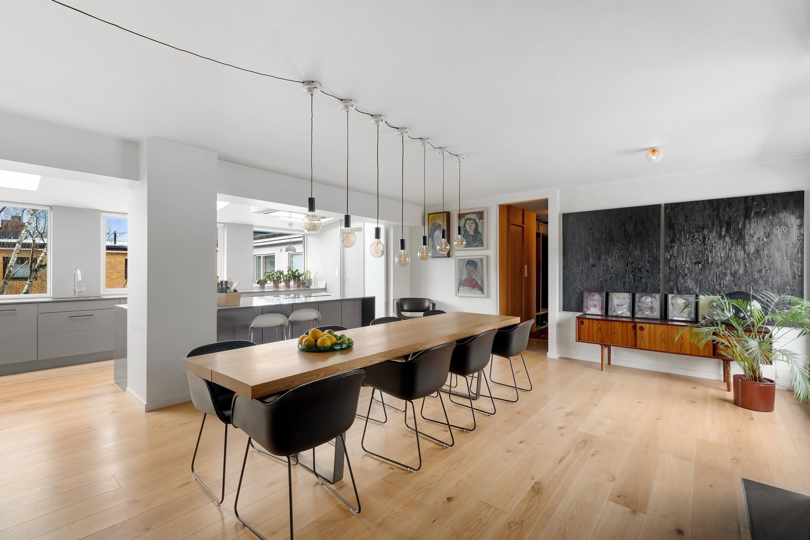 Stor og luftig spisestue i direkte tilknytning kjøkkenet. Galleribilde