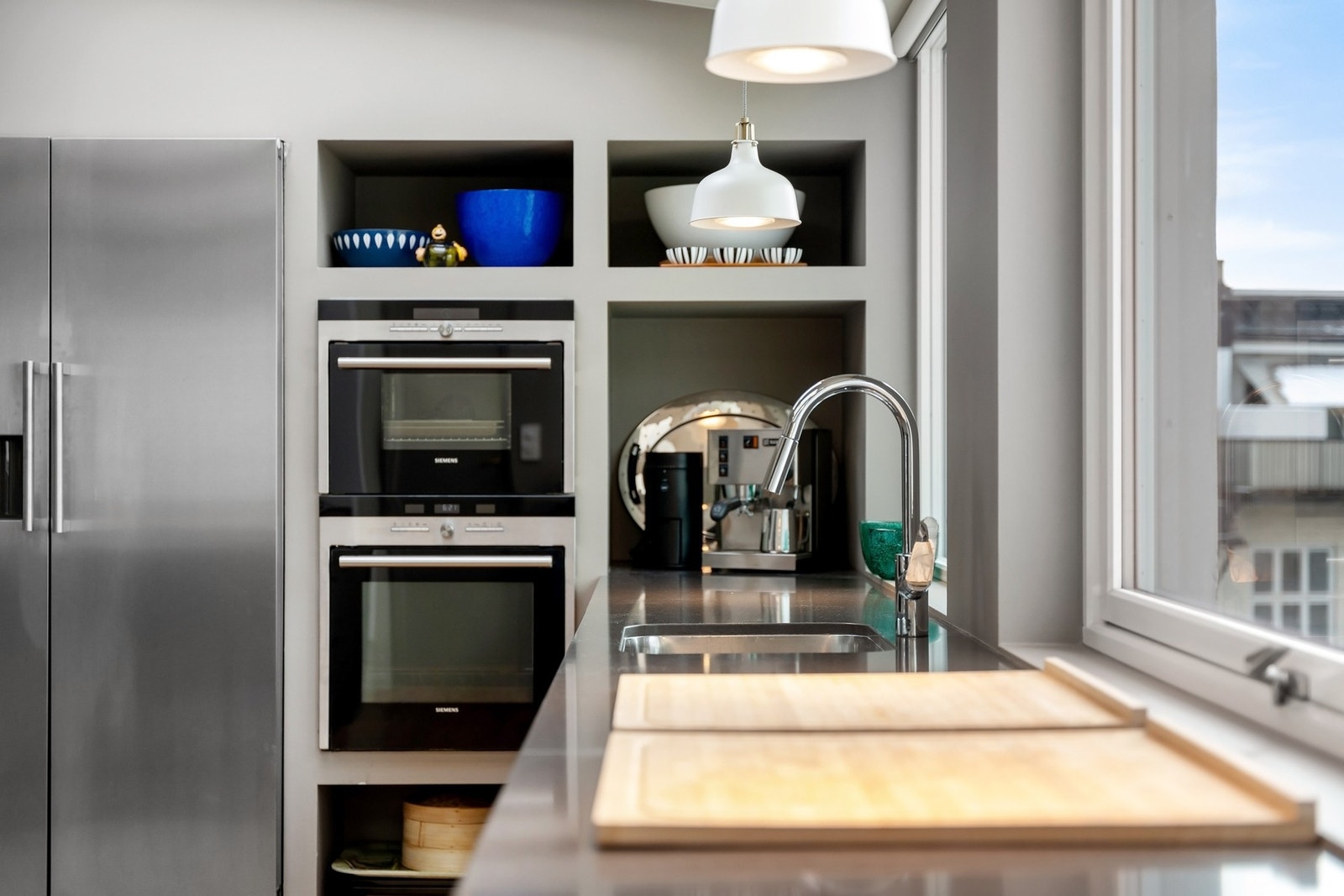 Gjennomgående integrerte hvitevarer, inkludert side-by side kjøl-og fryseskap. Galleribilde