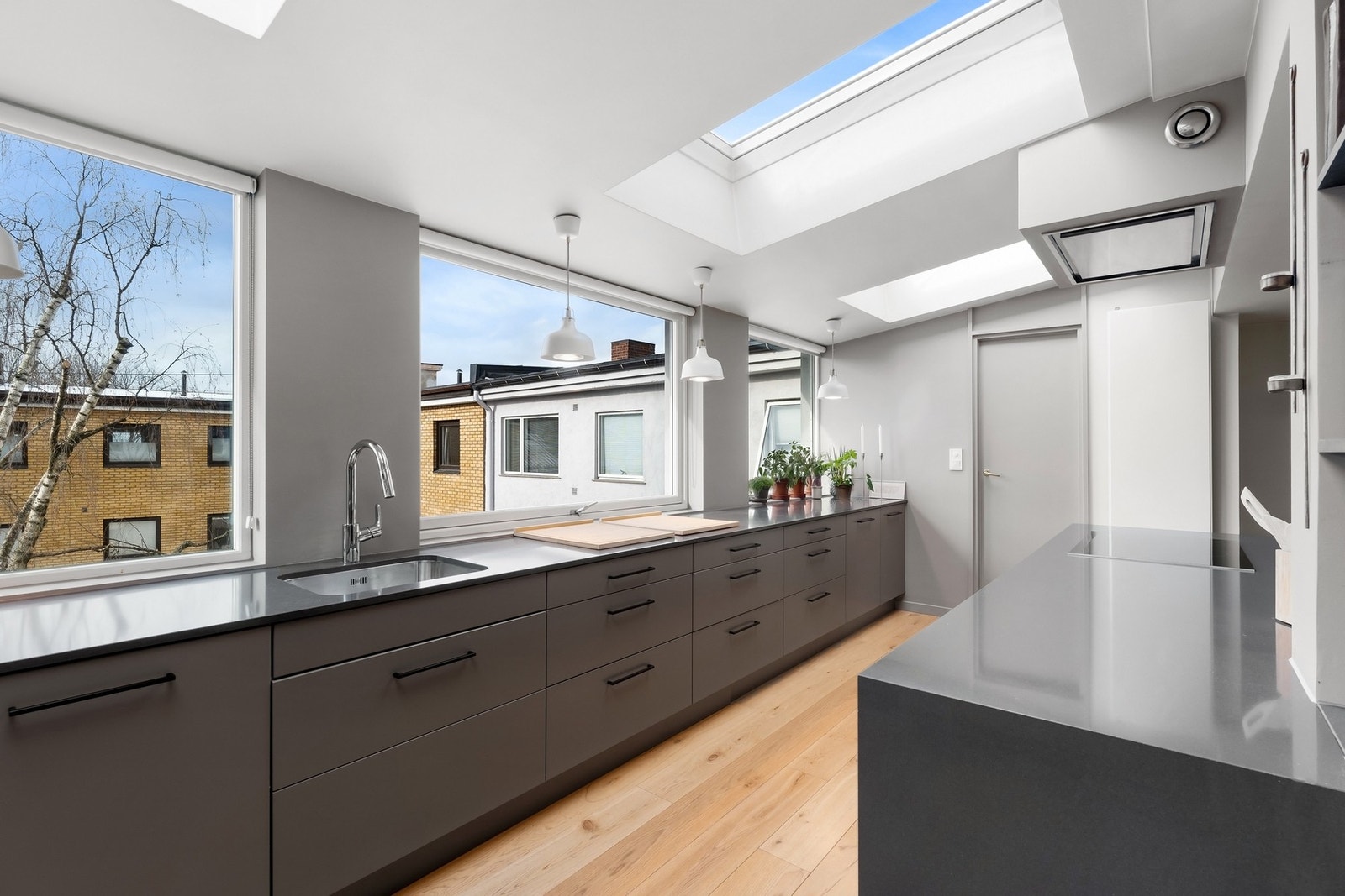 Store vindusflater på kjøkkenet, inkludert takvindu skaper den gode atmosfæren. Galleribilde