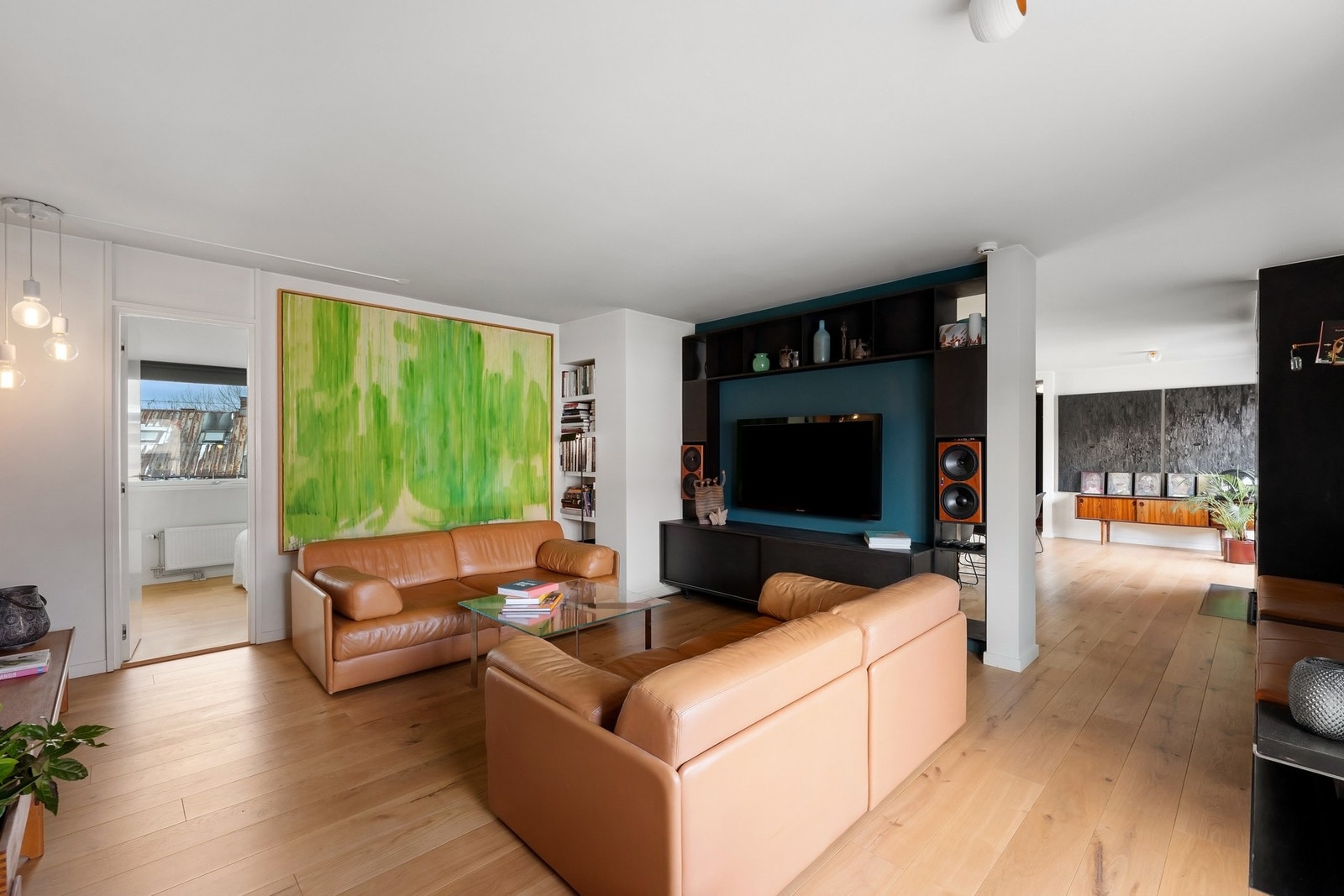 Generøs størrelse på stuen med delvis åpen løsning mot spisestue. Galleribilde