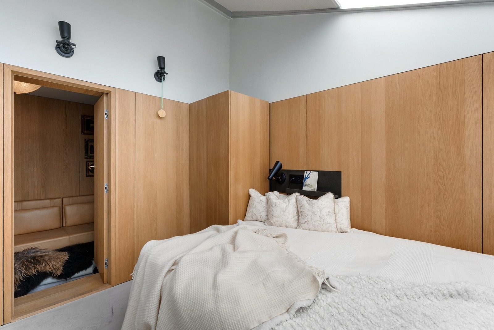 Også på soverom nummer 2 er det gjennomgående bruk av eik og innfelte garderobeskap Galleribilde