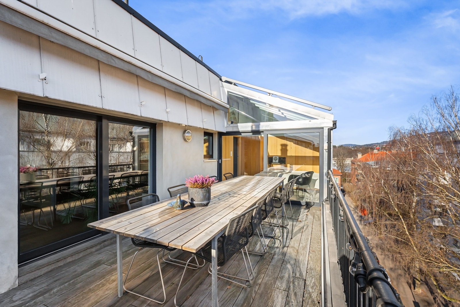 Terrassen ligger usjenert og lyst til, med flott utsikt og gode solforhold fra tidelig morgen. Galleribilde