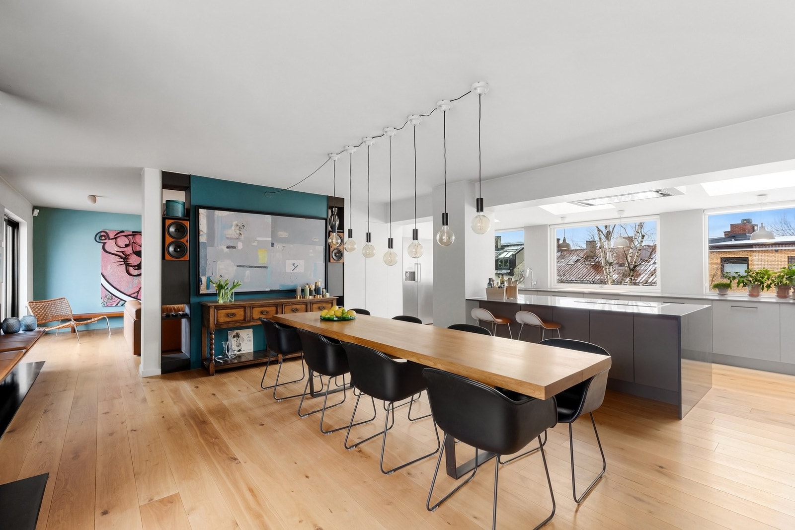 Leiligheten fremstår i svært god stand med gjennomgående lysflater som som gir rikelig med naturlig dagslys. Galleribilde