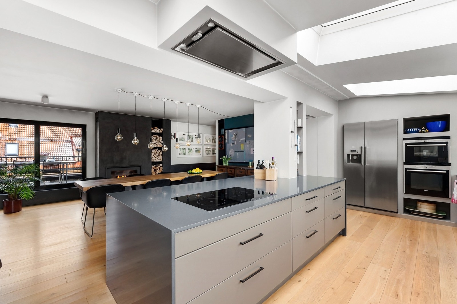 Kjøkkenet fremstår velutstyrt, rikelig med benkeplass og oppbevaring. Galleribilde