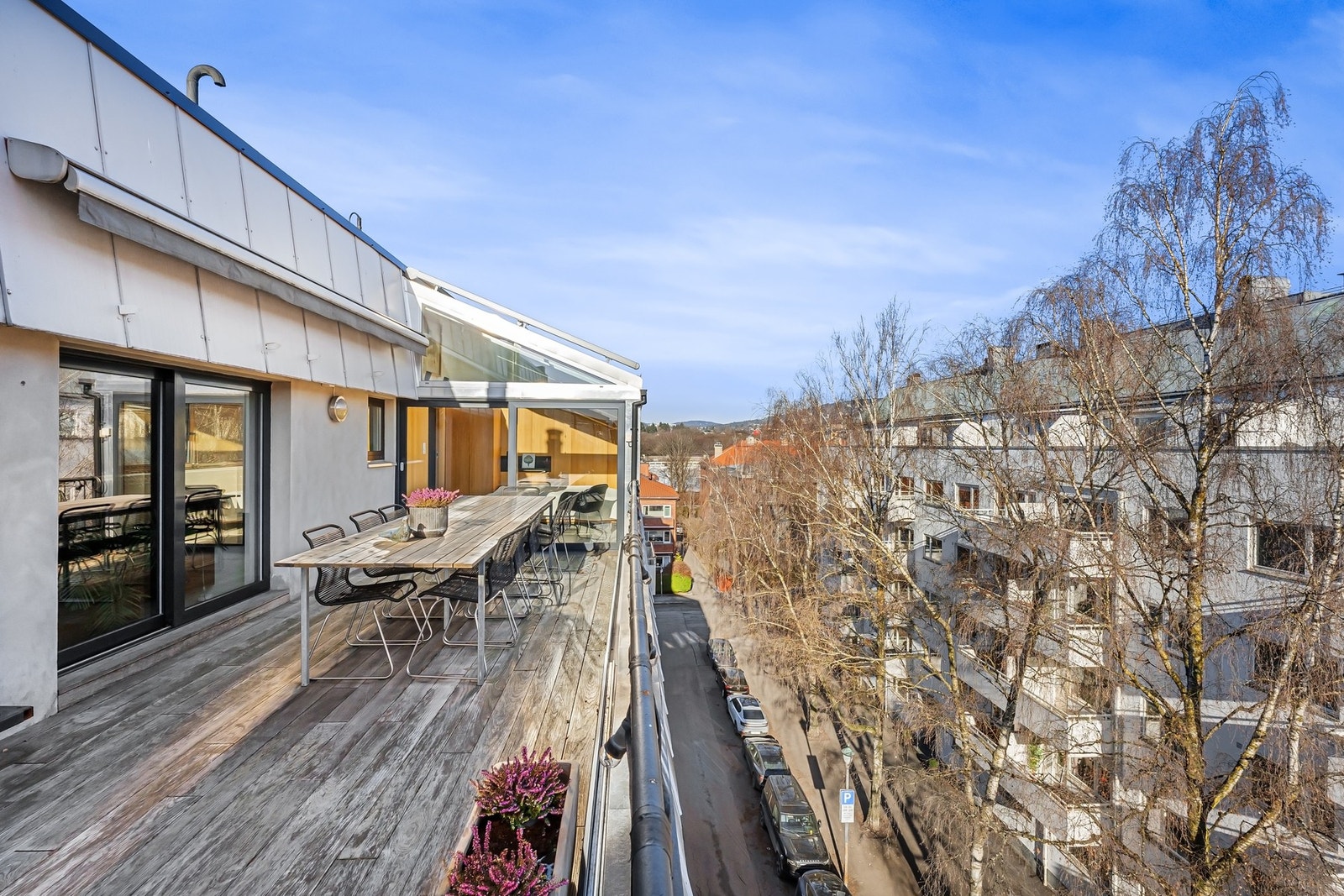 Utformingen gir plass til både avslapning og sosiale sammenkomster. Elektrisk markise for solskjerming sammen med opplegg for elektriske varmelamper forlenger utesesongen Galleribilde