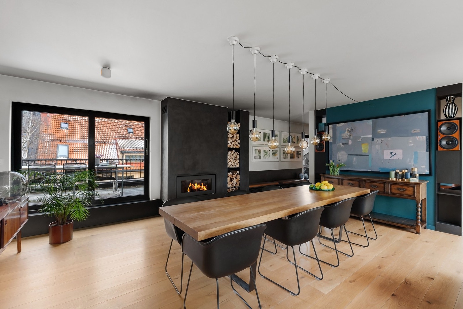 Stor spisestue med direkte tilknytning til takterrassen. Galleribilde