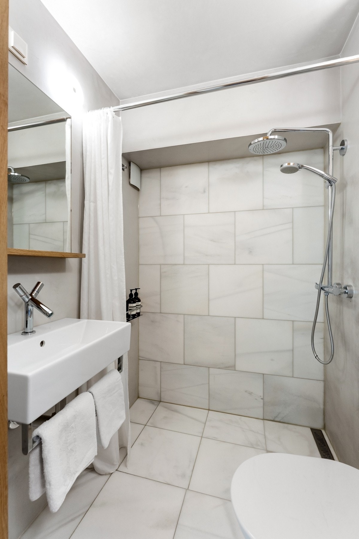 Bad nummer 2 som også er fra 2016. Designet er gjennomført, og rommet tilbyr både funksjonalitet og estetikk i et perfekt samspill. Galleribilde