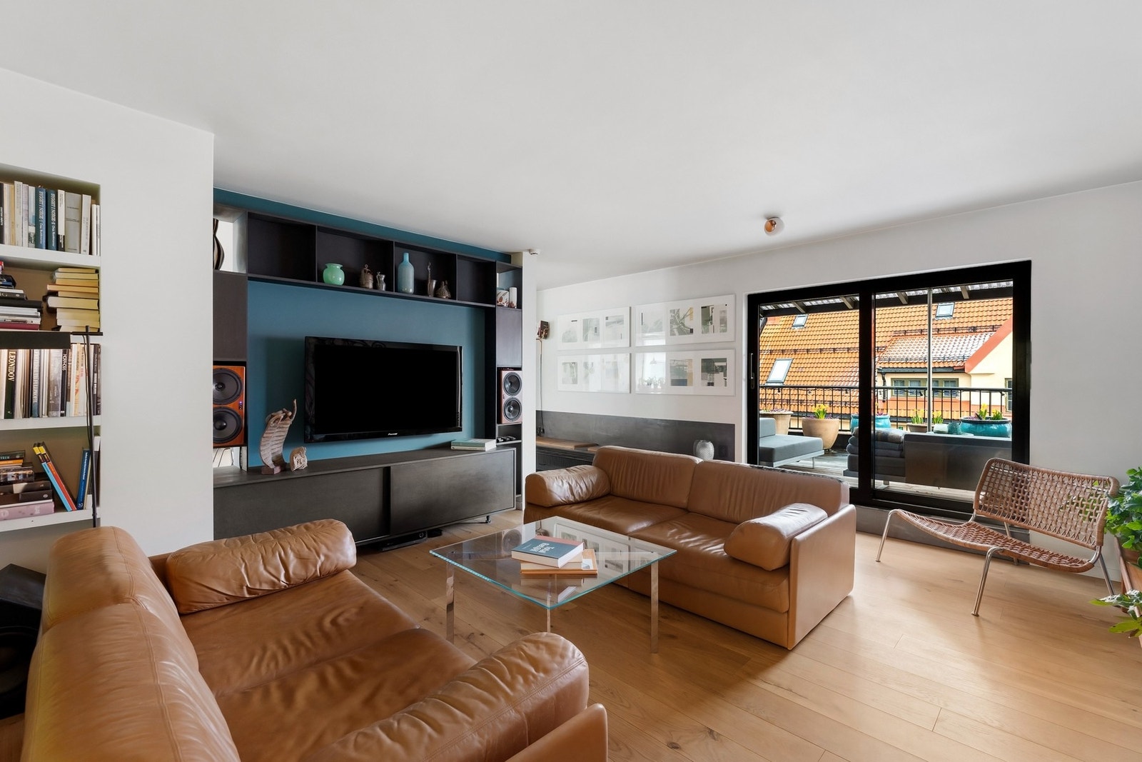 Det store vinduene fra gulv til tak og utgang til terrassen fra flere soner skaper en god overgang mellom inne- og uterom. Galleribilde