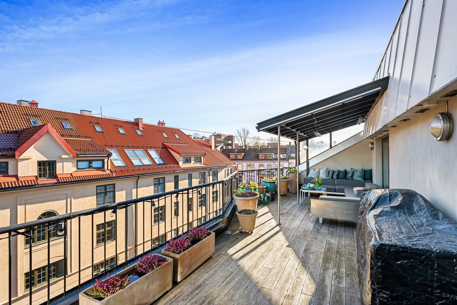 Terrassen er tilrettelagt for naturlige soner, delvis overbygget del av terrassen med varmelamper for sene kvelder. Galleribilde