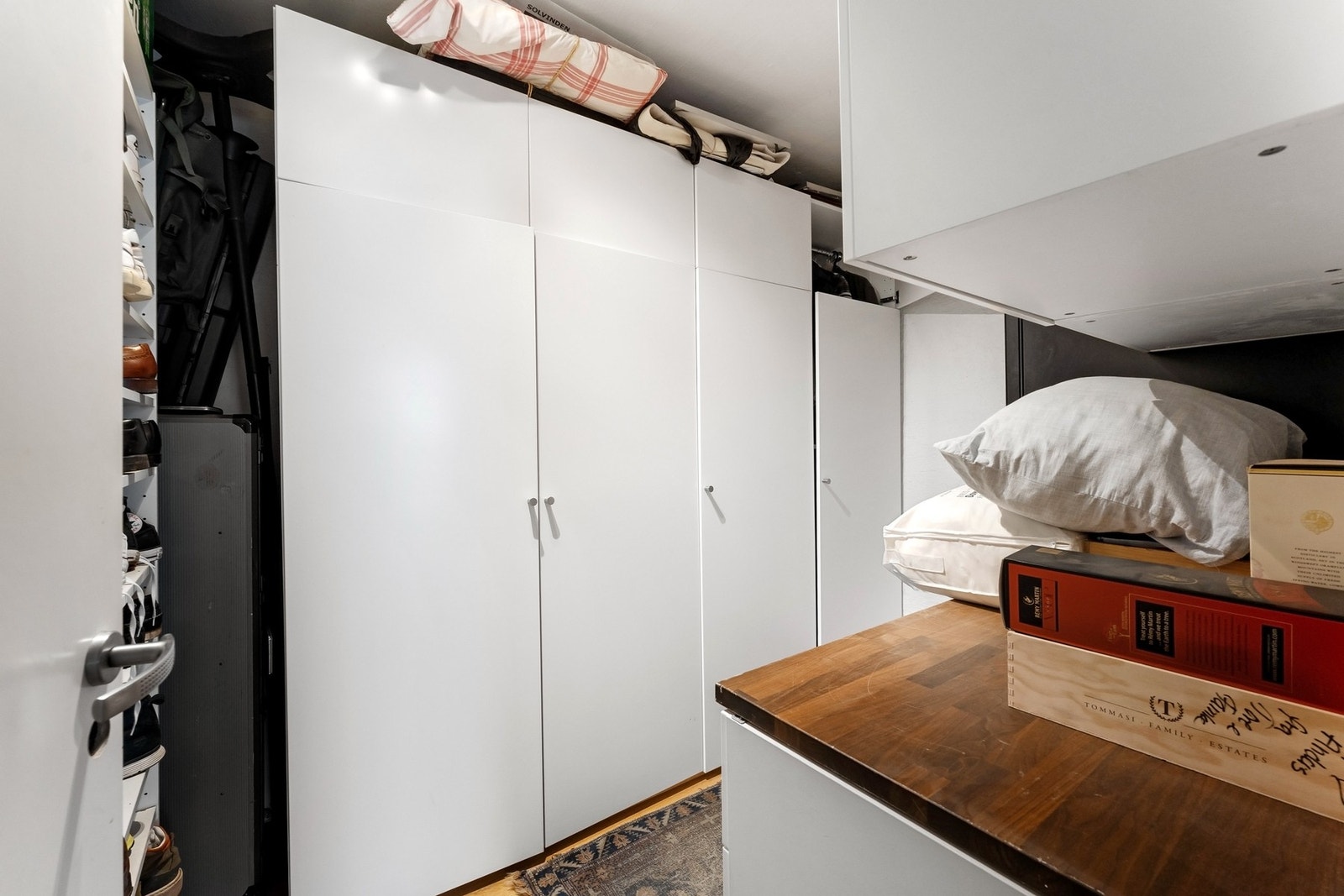 Garasjebod med rikelig med oppbevaringsplass. I tillegg finnes egen kjellerbod. Galleribilde