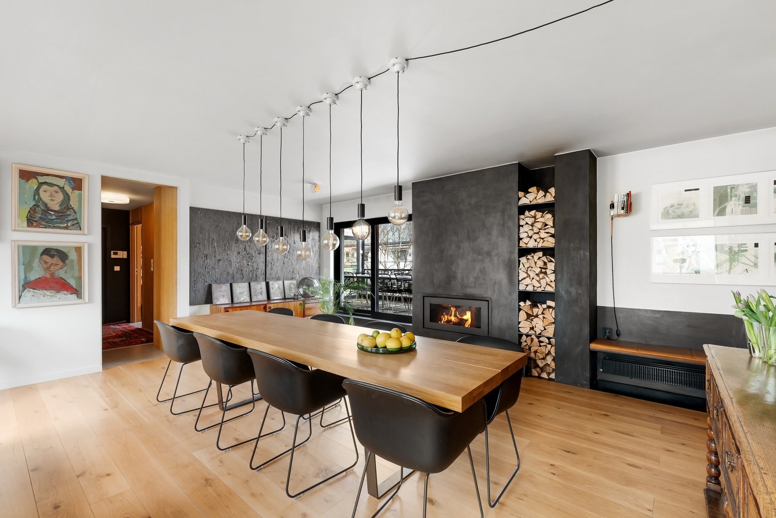 Spisestue med peisovn er sentralt plassert i forlengelse av kjøkkenet med direkte utgang til takterrassen. Galleribilde