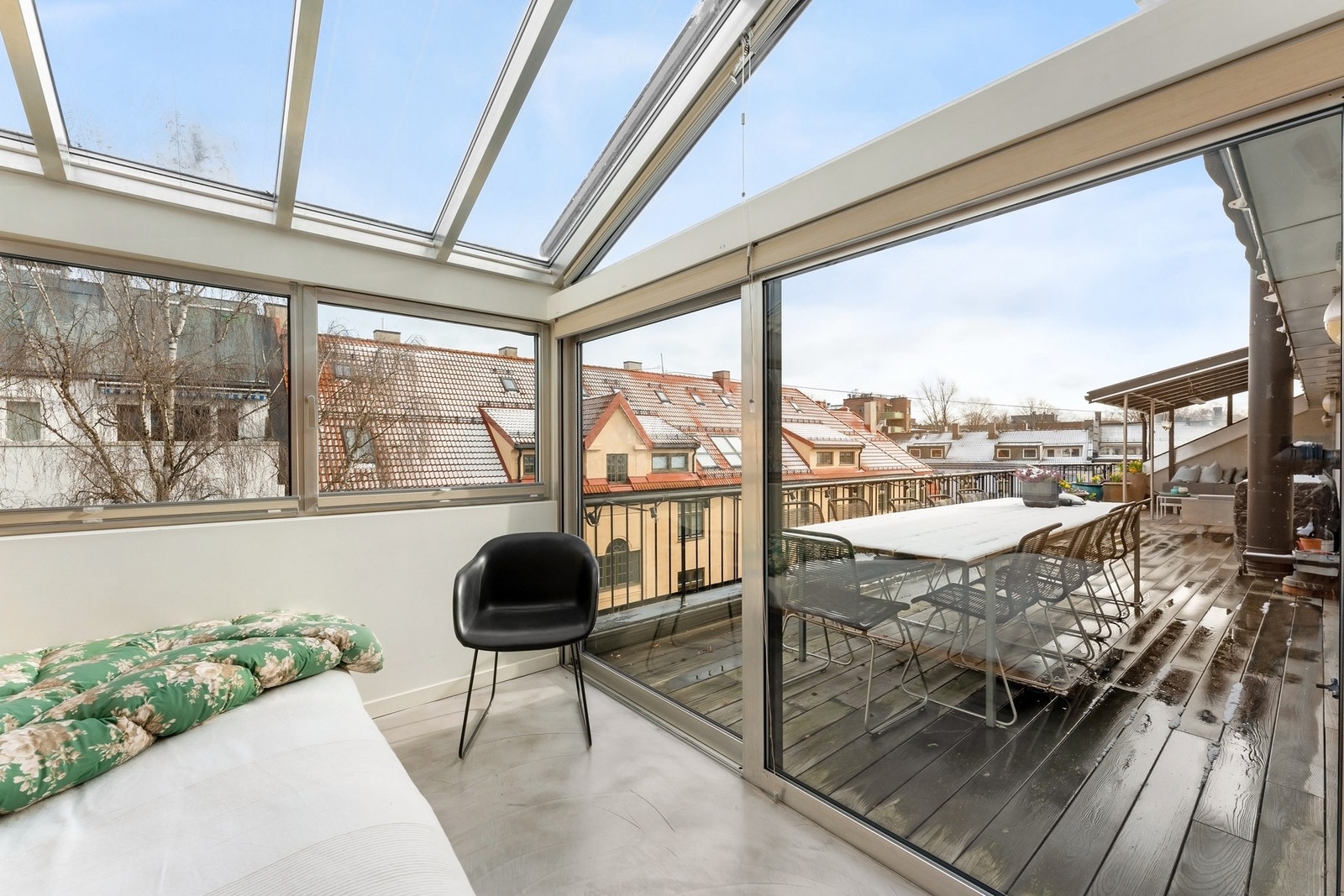 Terrasse og soverommet har, på lik linje med soverom 2, integrerte plissegardiner for skjerming. Galleribilde