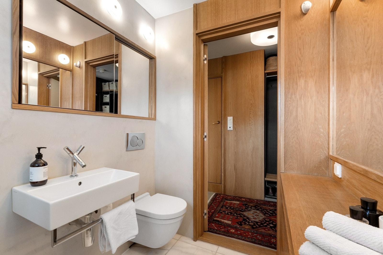 Baderom 1, med rent og robust uttrykk Galleribilde