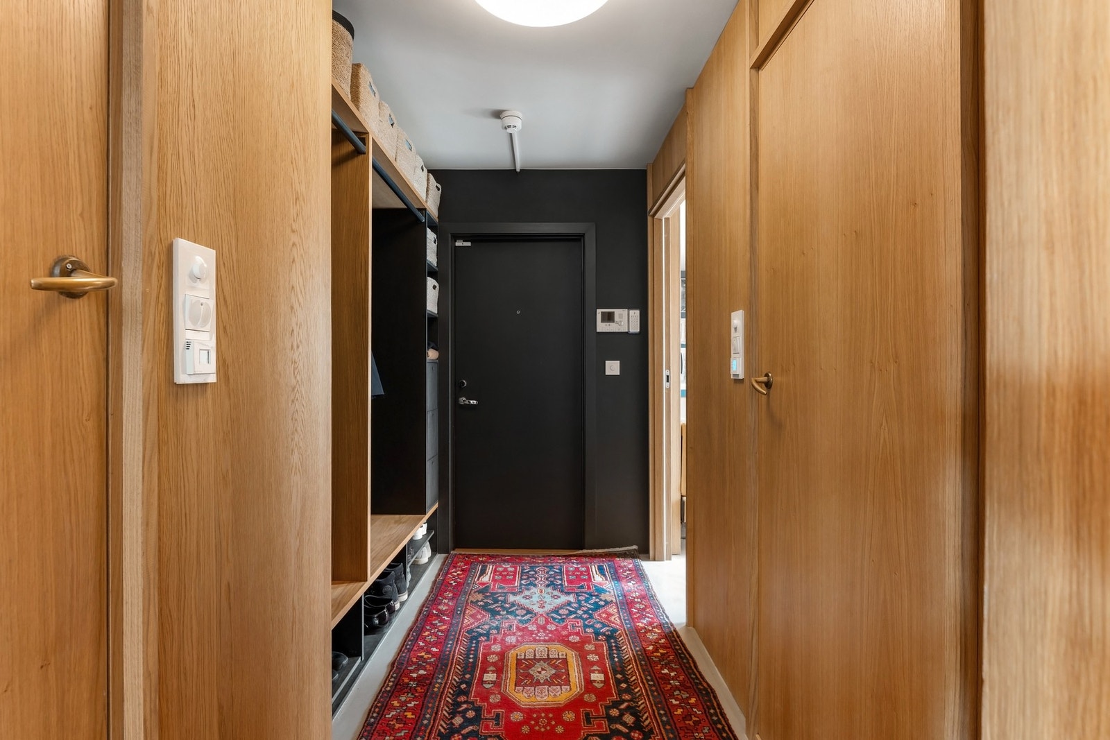 Boligen har gjennomgående bruk av skreddersydde løsninger og tidløse eikedetaljer. Galleribilde