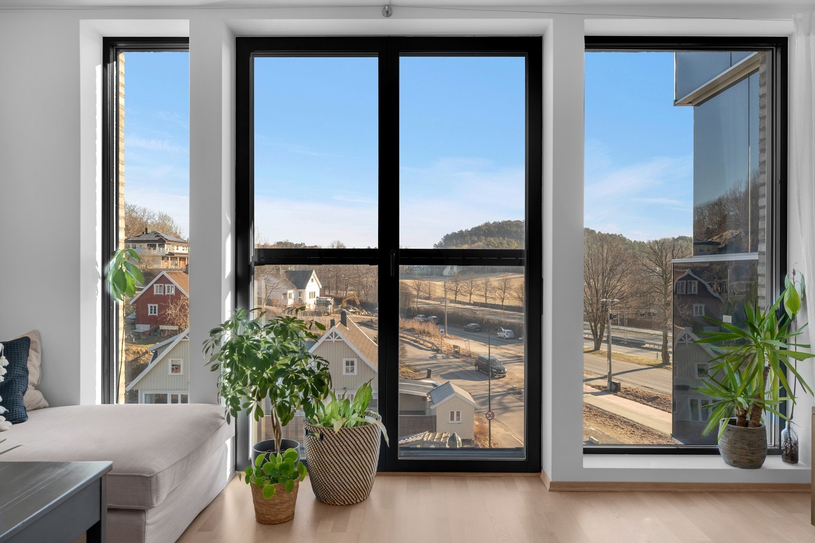 De store vindusflatene gir en gode lysforhold og en luftig romfølelse Galleribilde