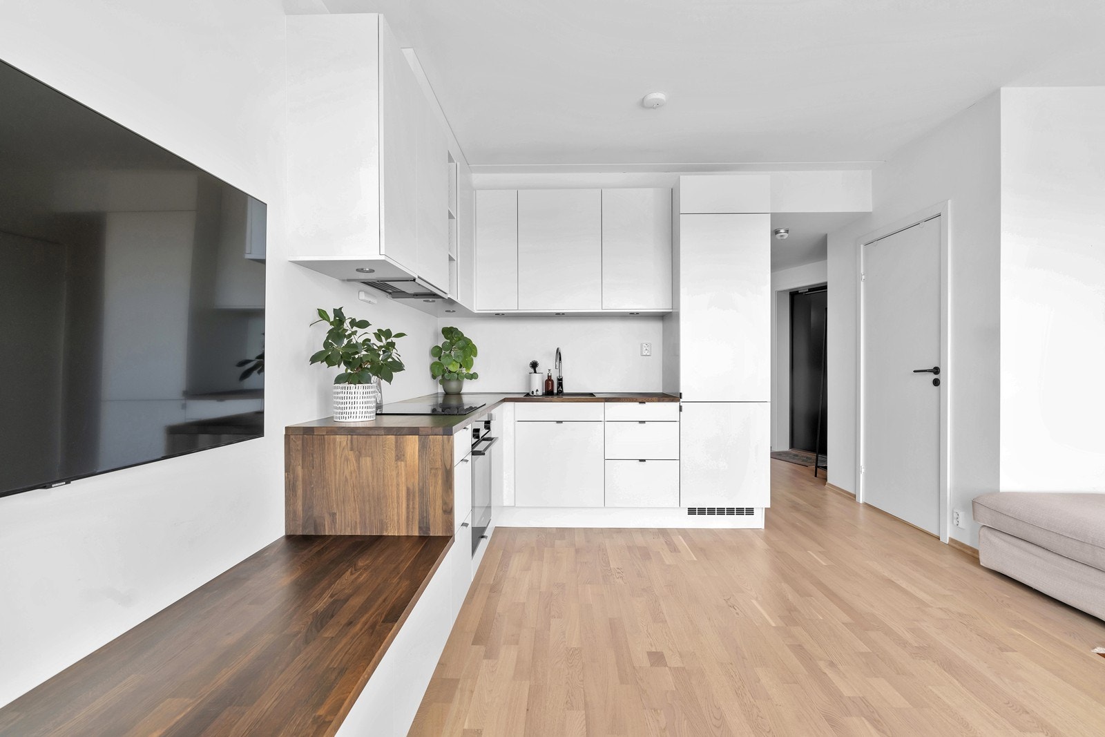 Pent kjøkken med god skap - og benkeplass Galleribilde