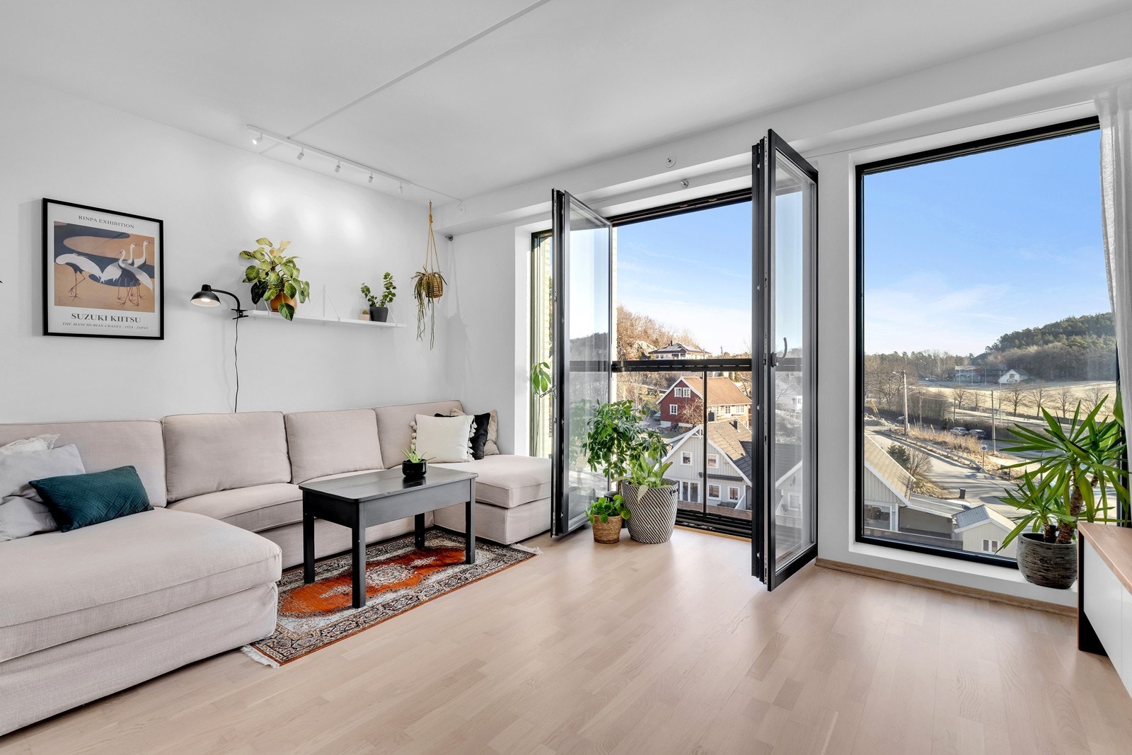 Velkommen til denne 2 - roms selveierleiligheten i Bjørndalen Alle 1! Dette er en lekkert innredet leilighet med sentral beliggenhet. Her fra stuen med store vindusflater og fransk balkong Galleribilde