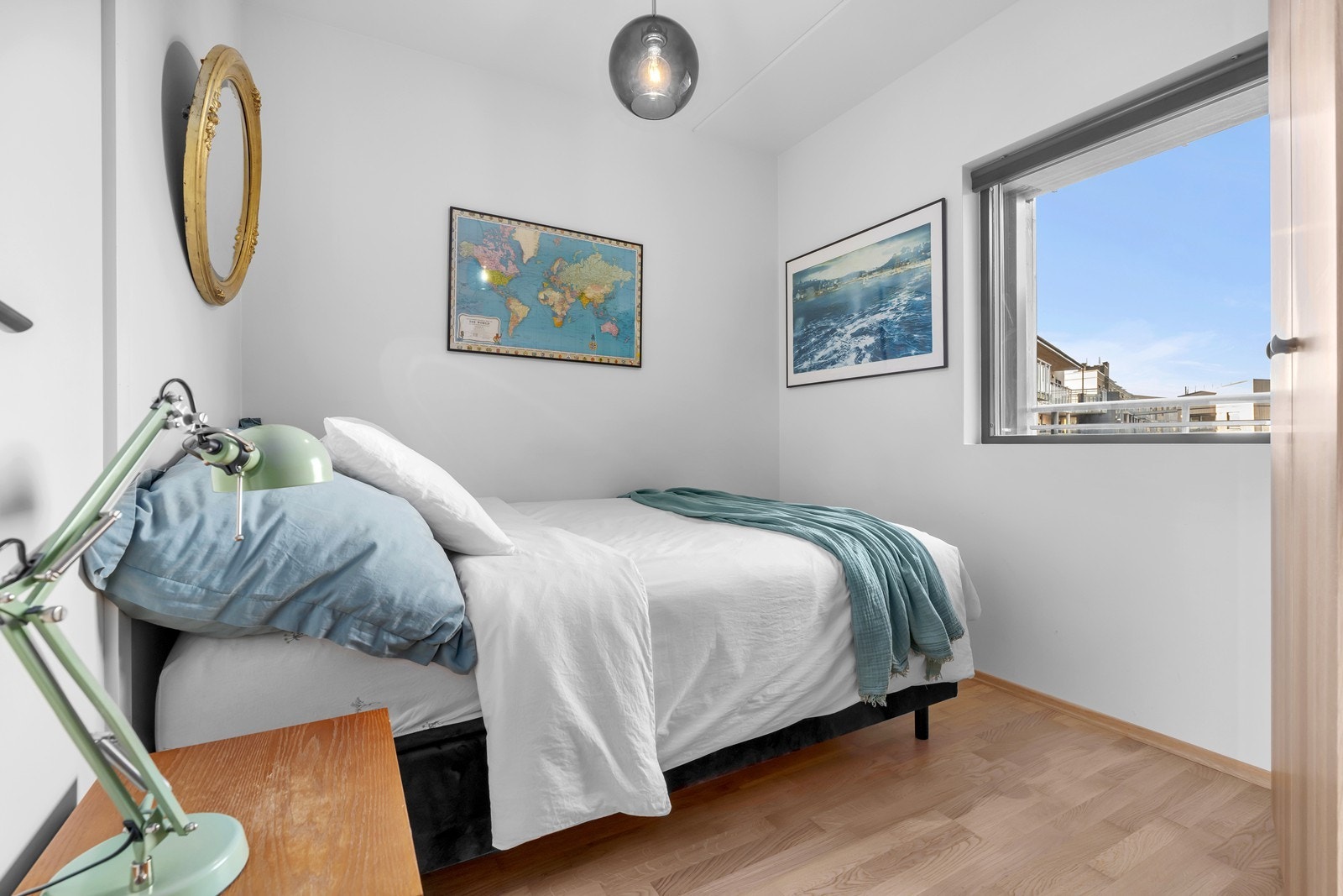 Soverom med plass til dobbeltseng Galleribilde