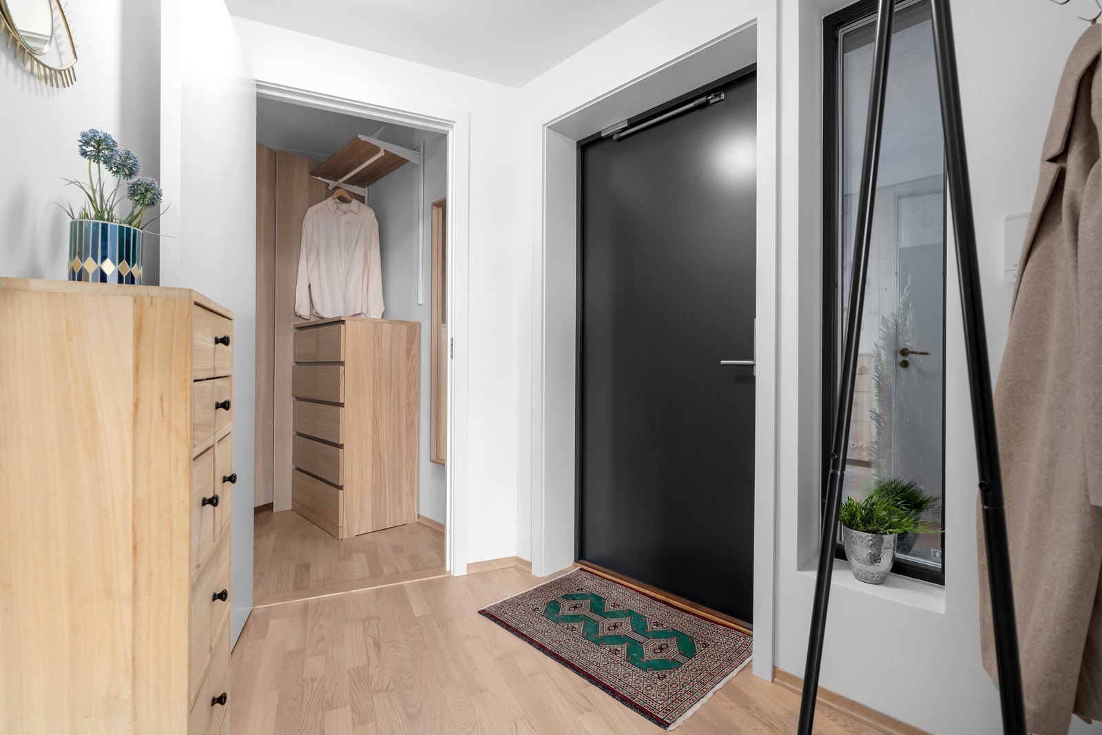 Velkommen inn! Gangen gir et godt førsteinntrykk av leiligheten, og har pent parkettgulv og slette overflater - noe som er gjennomgående for alle oppholdsrom i leiligheten Galleribilde