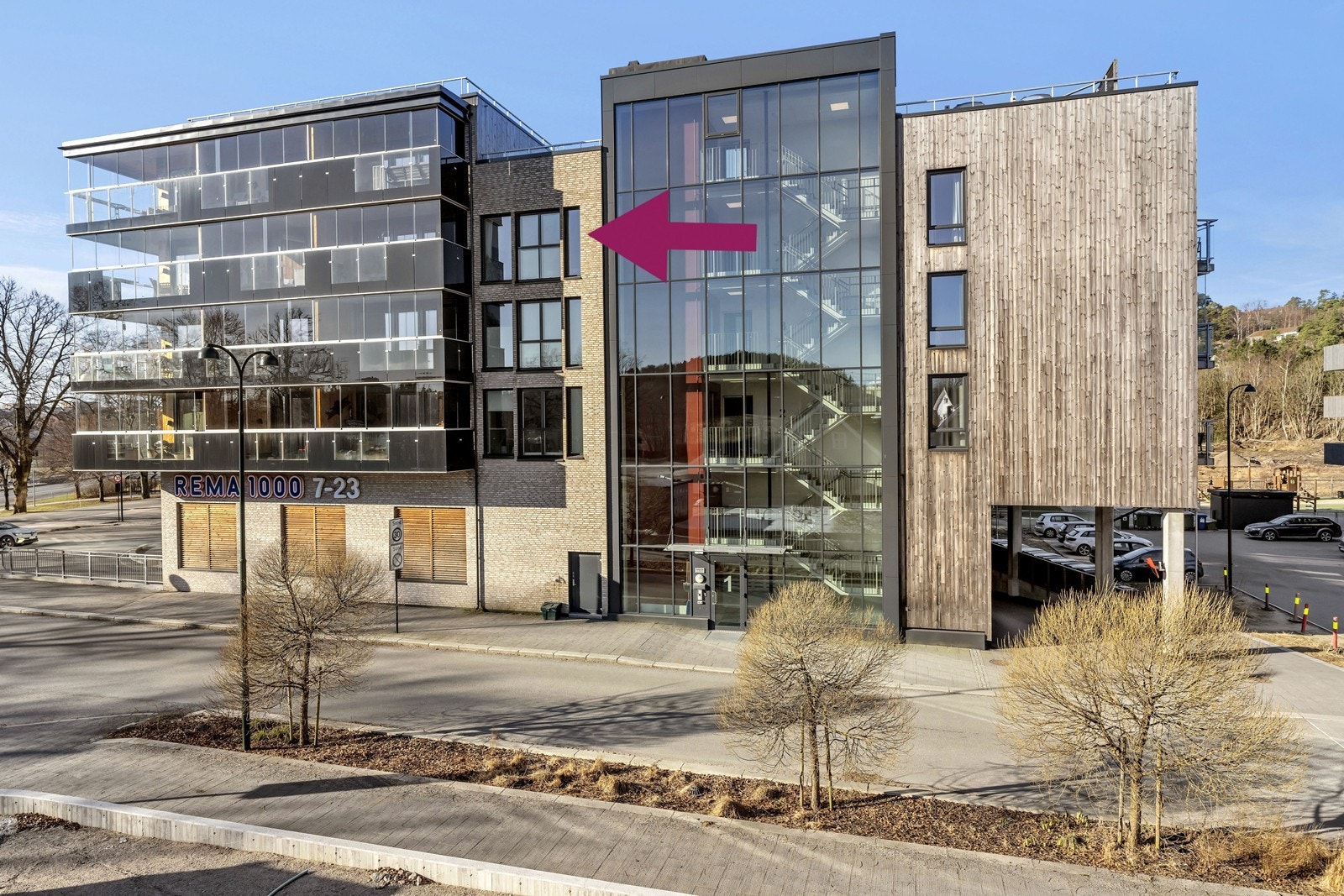 Leiligheten er beliggende i byggets 4. etasje med heisadkomst Galleribilde