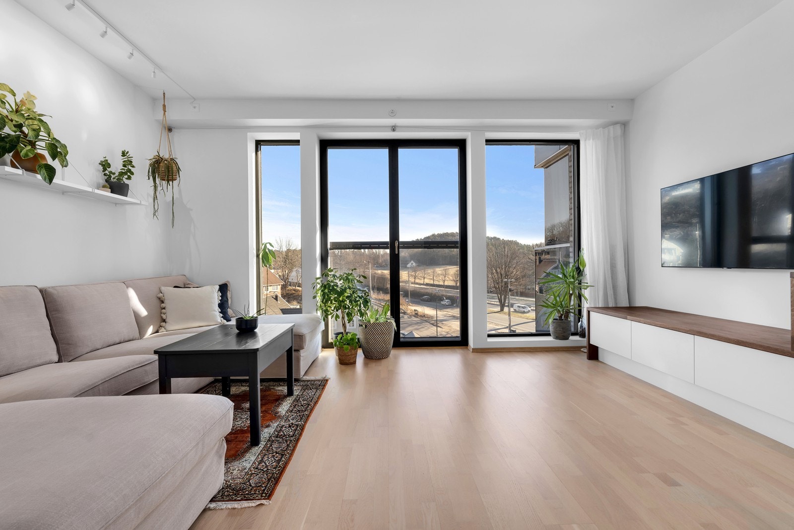 Stuen er i åpen løsning med kjøkkenet Galleribilde