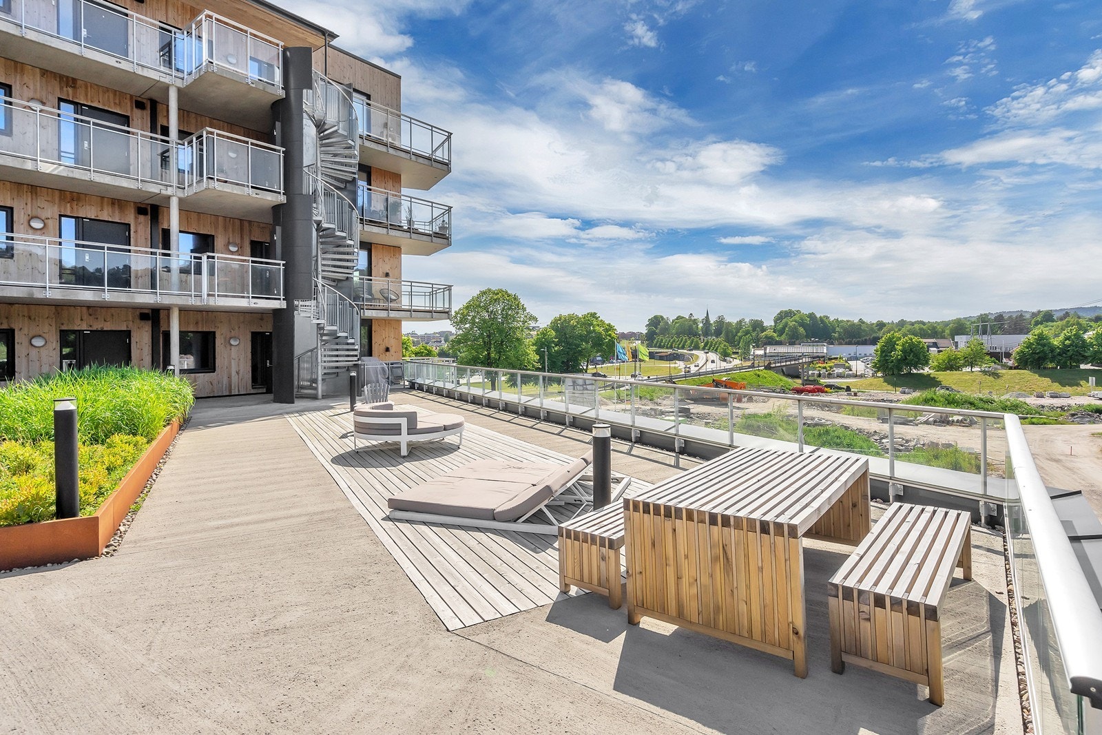 Pent opparbeidet tomt for sameie med flere sittegrupper Galleribilde