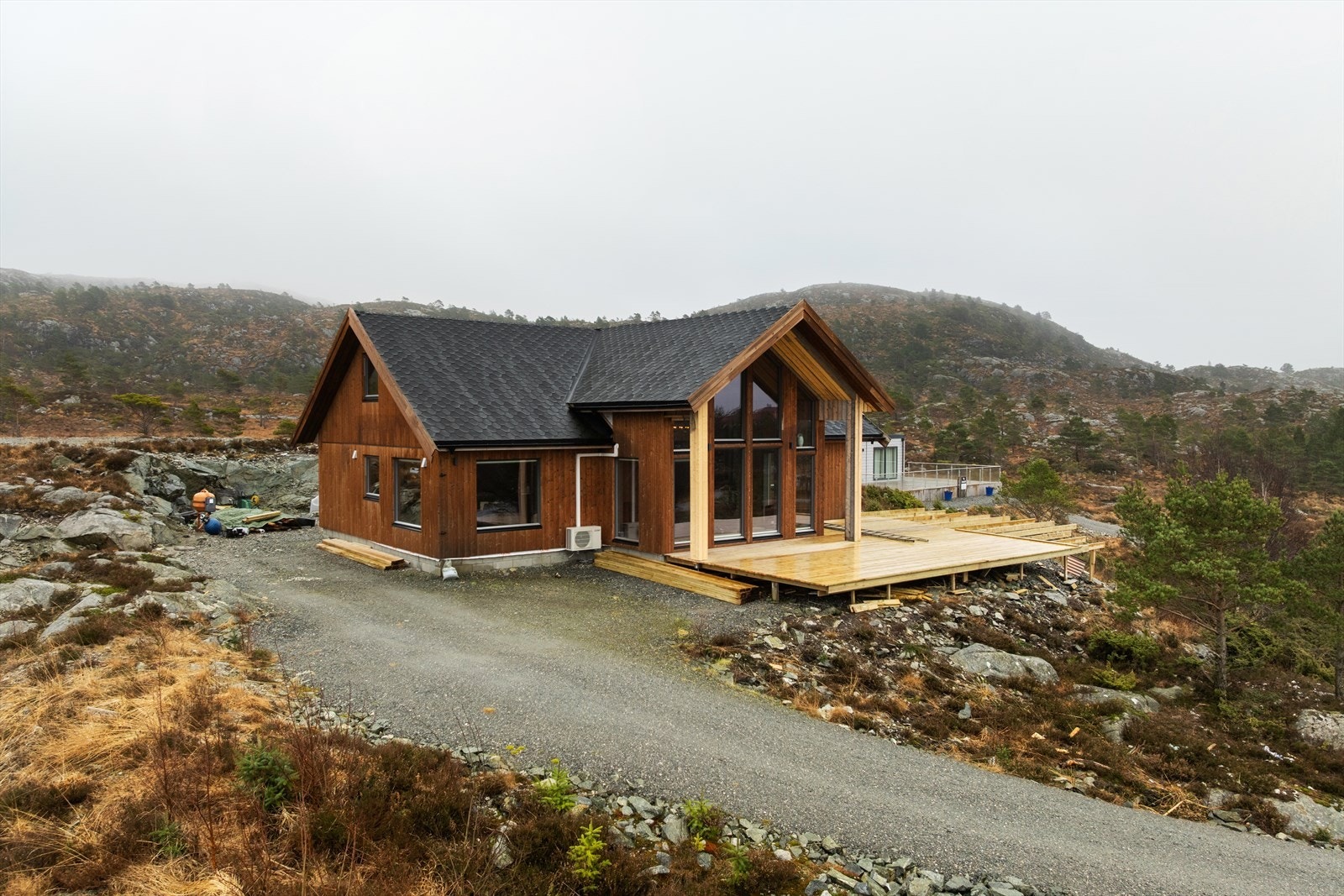 EiendomsMegler 1 v/Morten Karlsen presenterer Øvre Sletto 3! Nyere oppført hytte med panoramautsikt mot Bømlafjorden - Stor tomt - Solrik beliggenhet Galleribilde