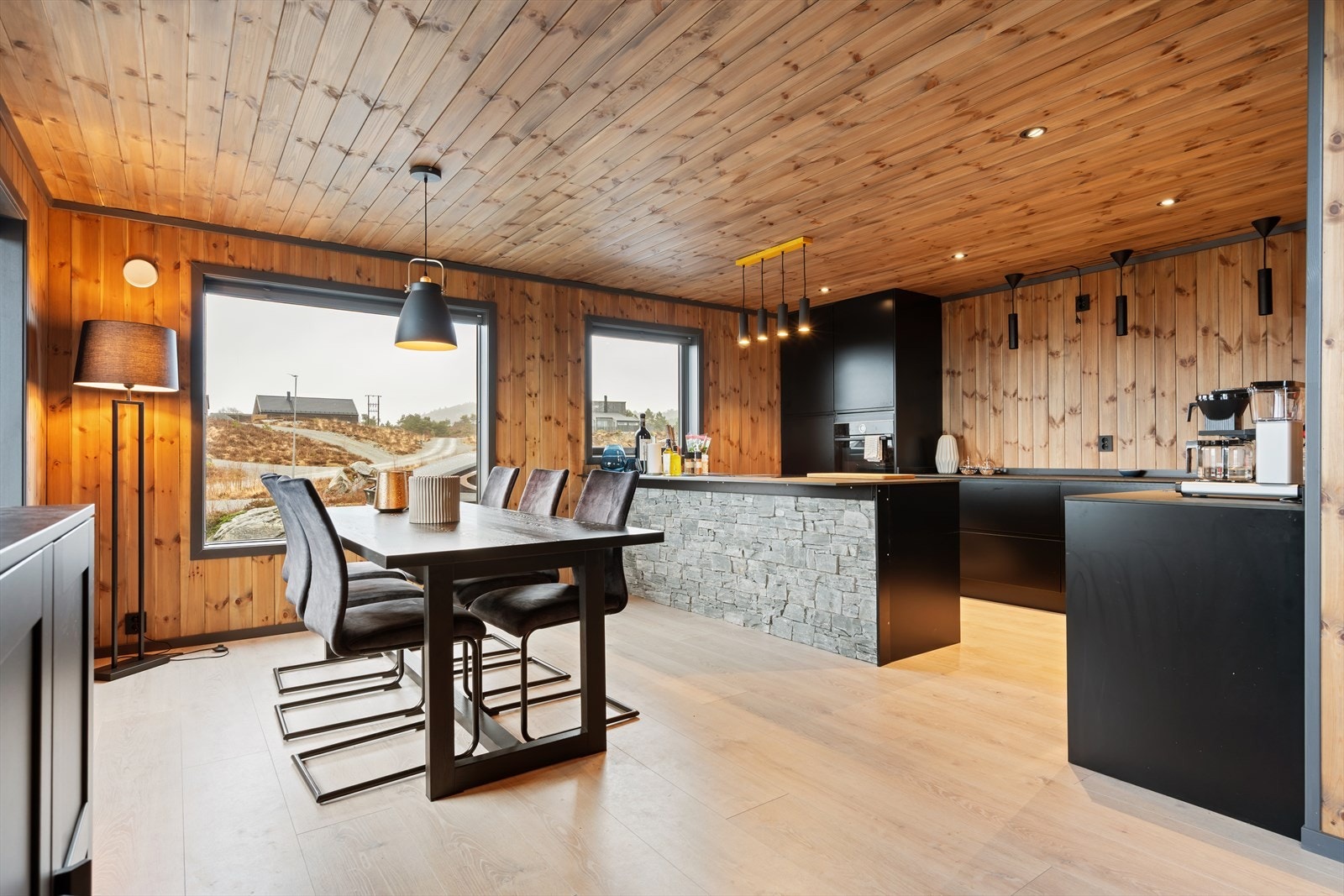 Flott kjøkken med god spiseplass Galleribilde