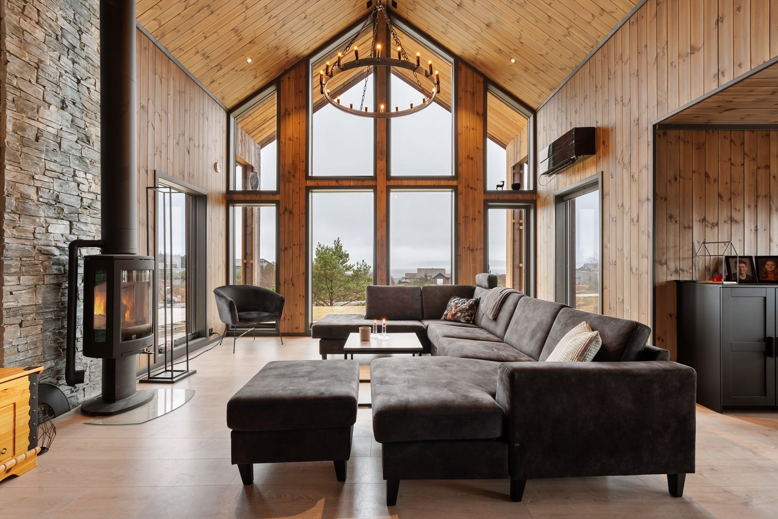 Fin stue med store vindusflater som ivaretar godt lysinnslipp og flott utsikt Galleribilde