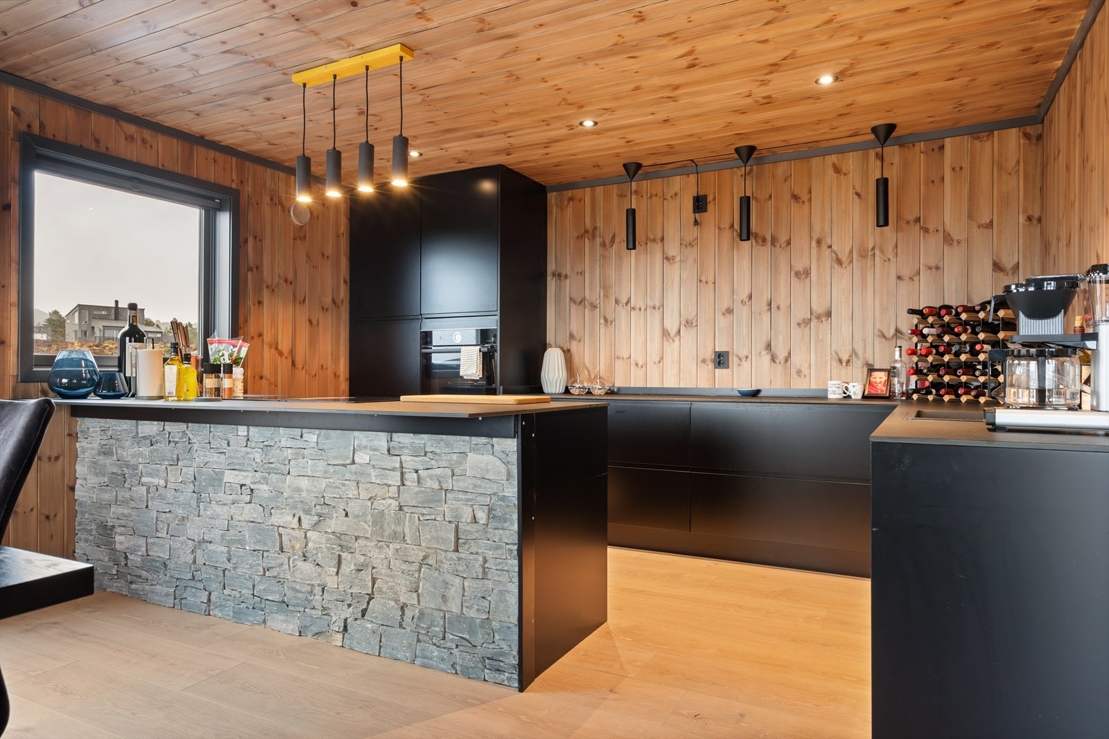 Kjøkken har barløsning dekket med skifer som gir et røft uttrykk Galleribilde