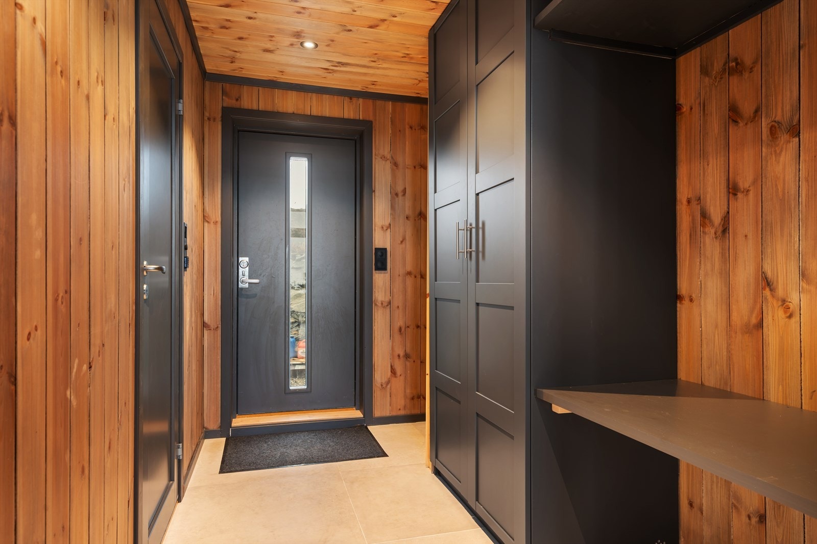 Velkommen inn! Gang med garderobe Galleribilde