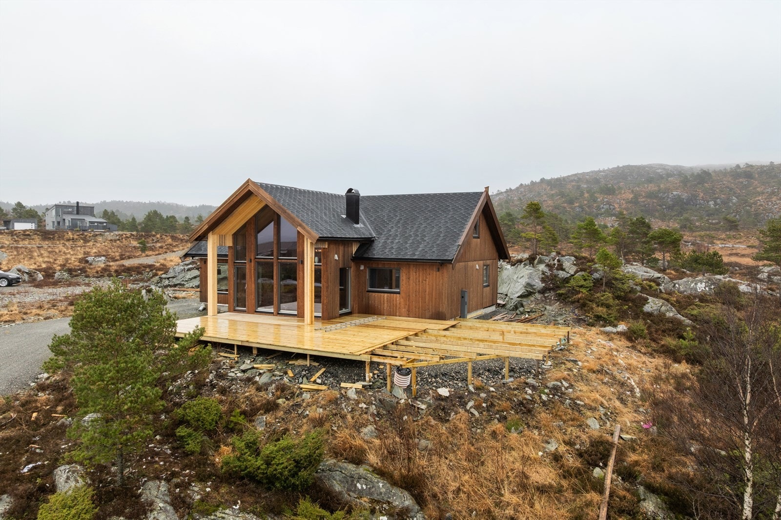 Hytten ligger høyt i terrenget - Stor påbegynt terrasse i front av hytten Galleribilde