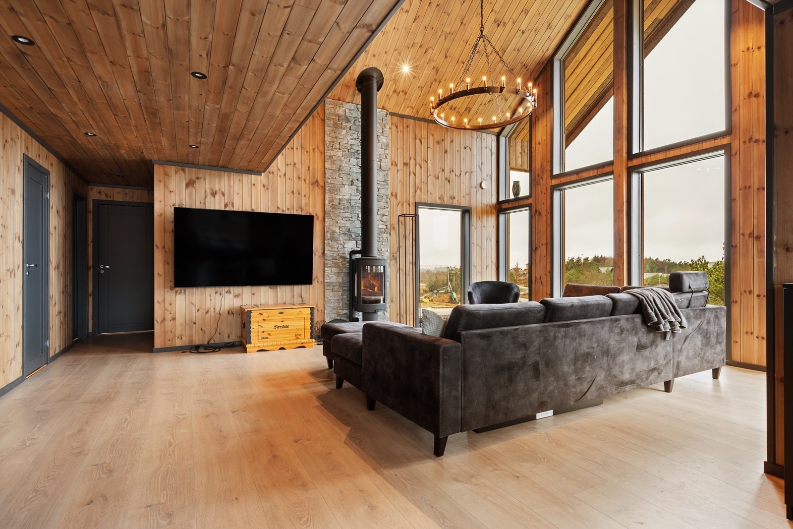 Stilren vedovn og flott brannmur dekket med skifer Galleribilde