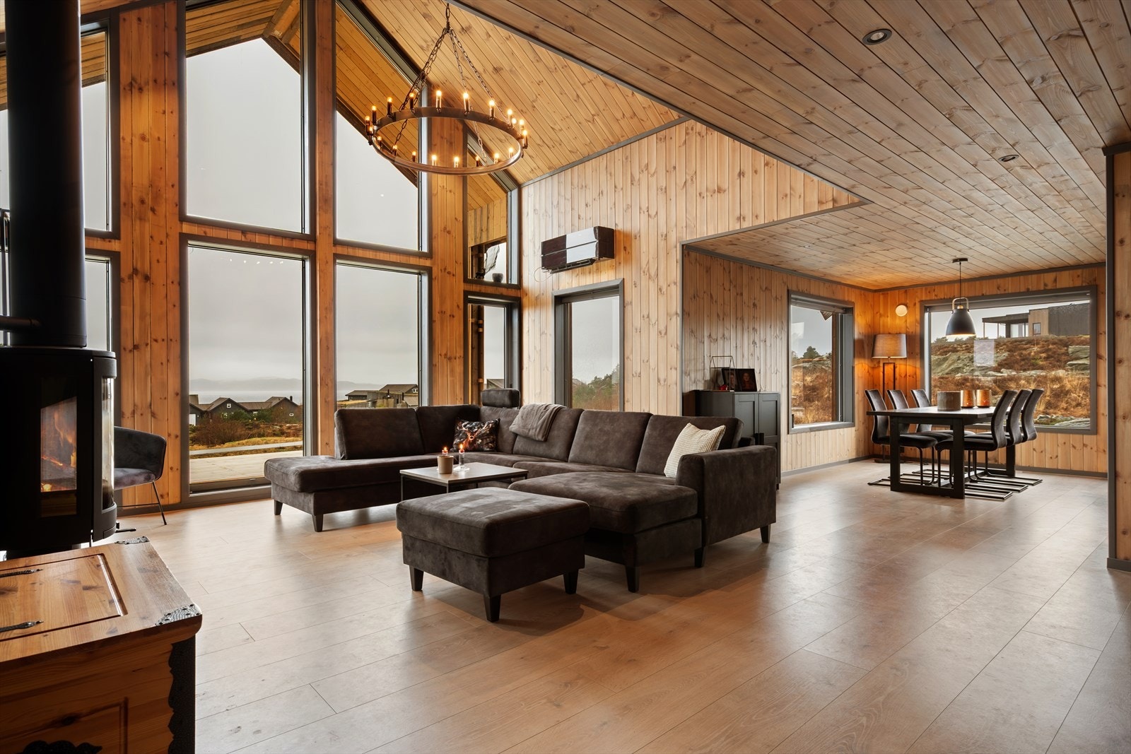 Åpen stue/kjøkkenløsning, samt skråhimling gir god romfølelse Galleribilde