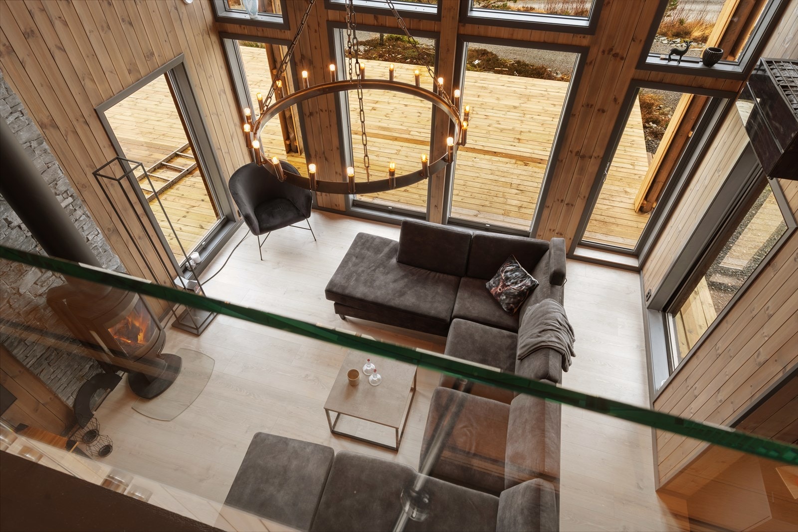 Åpent fra loftstue mot stue Galleribilde