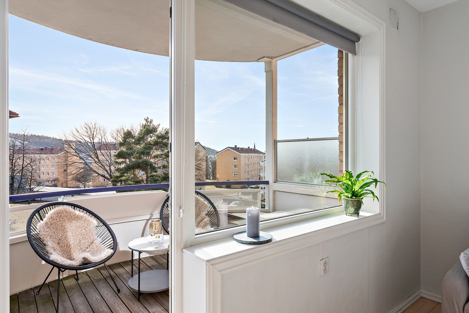 Adkomst fra stuen til solrik balkong Galleribilde