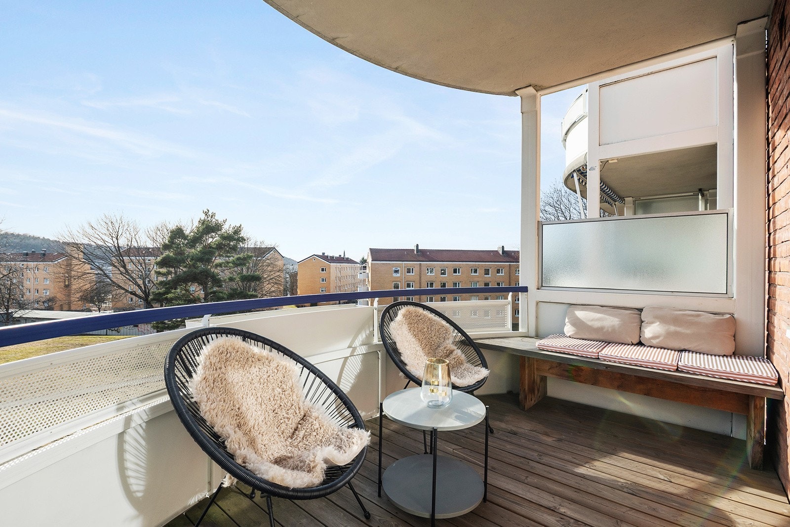 Sydvendt balkong ca 7 kvm med terrassebord og stikkontakt Galleribilde