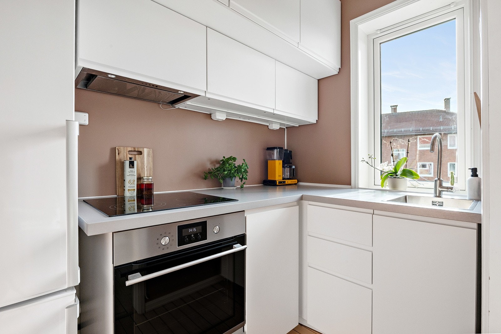 Integrert stekeovn, platetopp og oppvaskmaskin, frittstående kjøleskap med frysedel medfølger Galleribilde