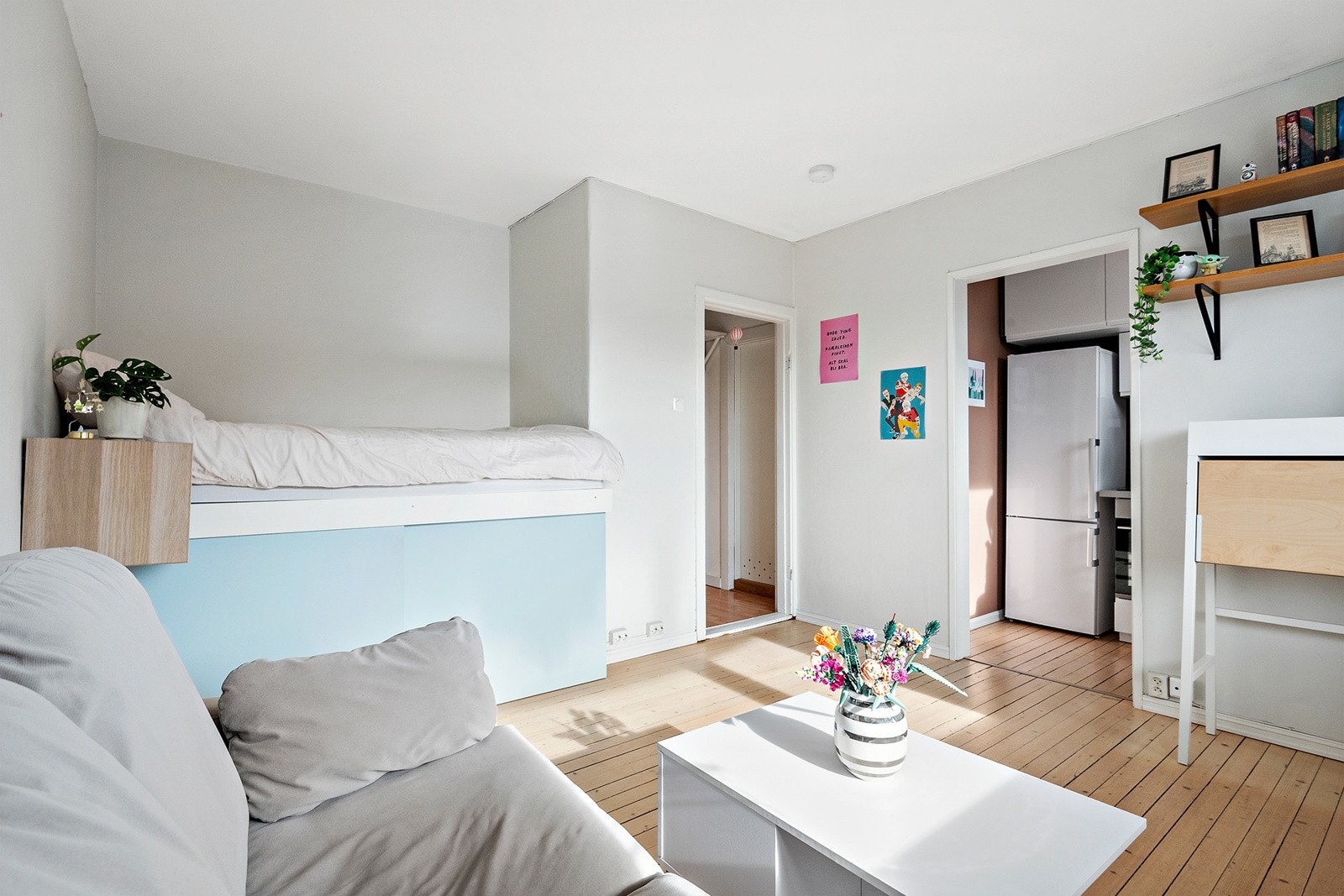 Stue og kjøkken med fine tregulv Galleribilde