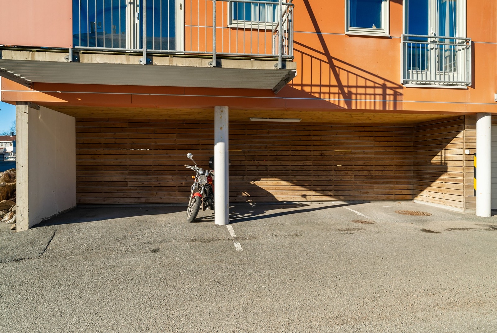 Fast parkering i carport Galleribilde